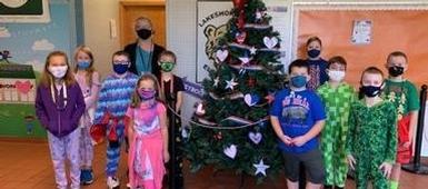 Lakeshore Road Elementary 3rd Grade Classroom Holds Trees for Troops Fundraiser